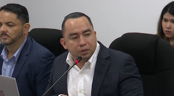 El viceministro de Agricultura y Ganadería expone fundamentos y alcances de nuevas reglas enfocadas en evidencias, garantizando protección y fortalecimiento del bienestar colectivo con la colaboración de organismos internacionales y mejoras institucionales (Captura de pantalla de la transmisión en directo de la comisión)