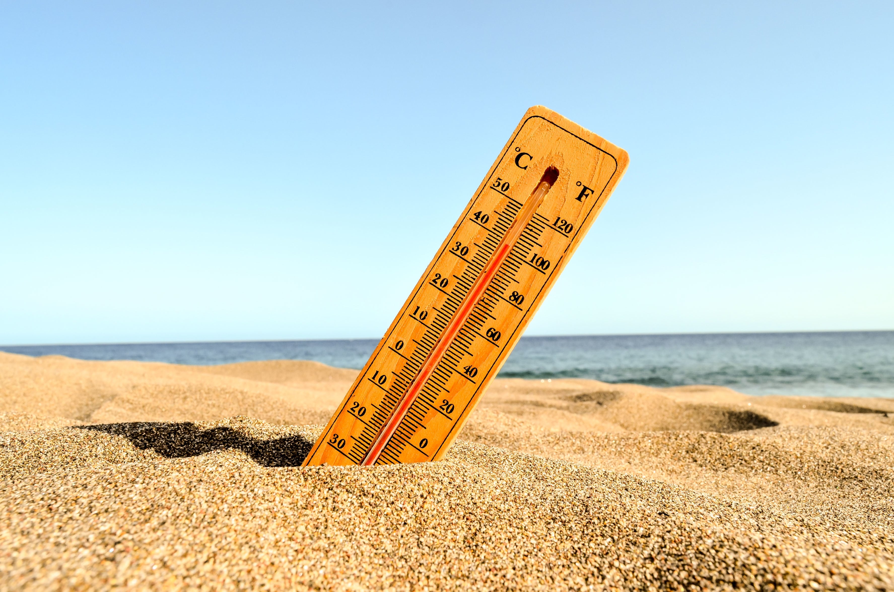 Termómetro en una playa. (Magnific)