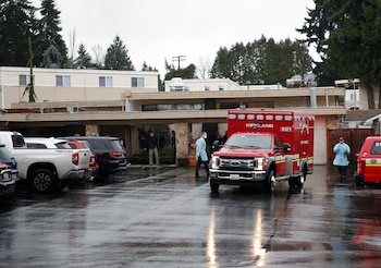 Médicos salen de una ambulancia