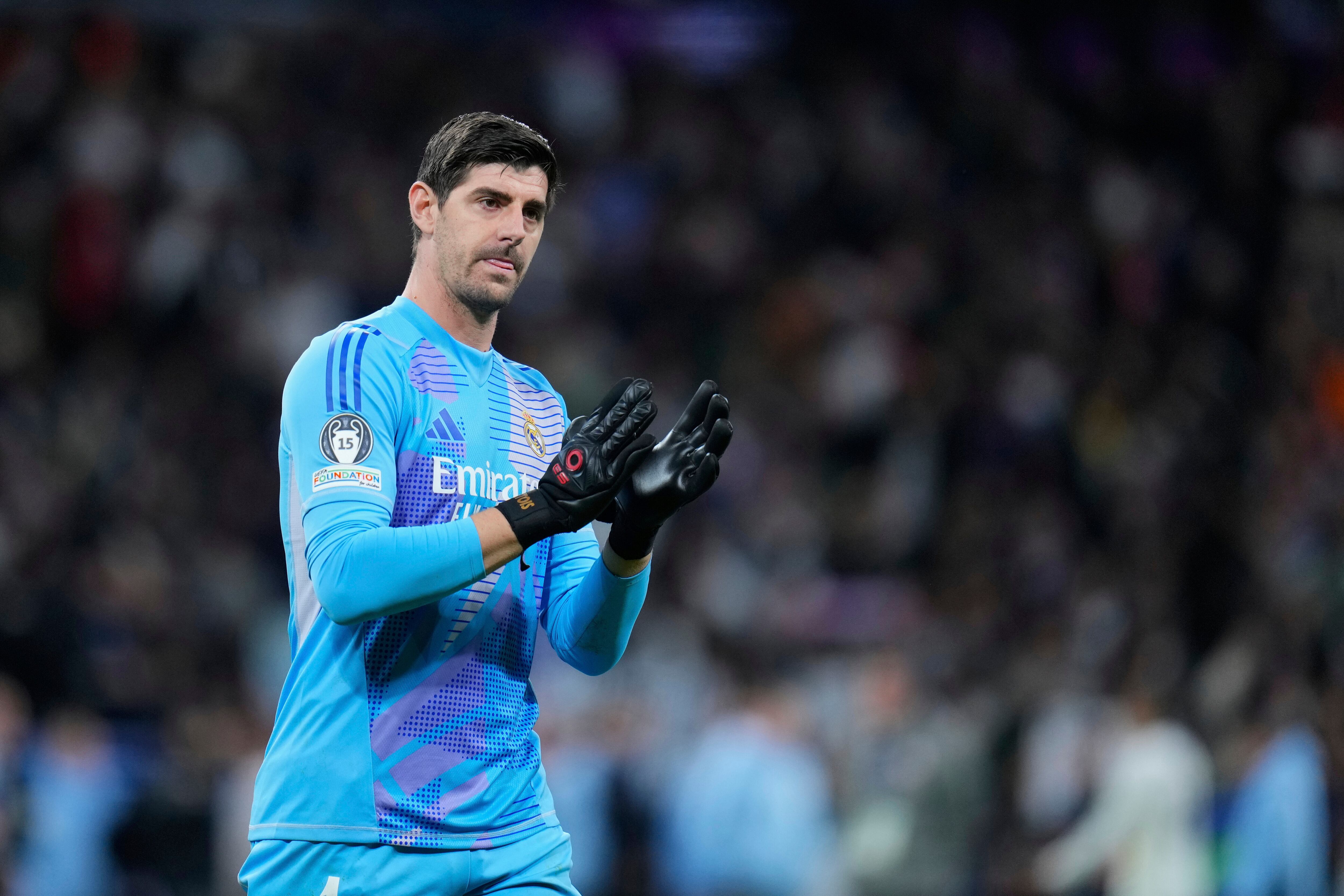 El arquero del Real Madrid Thibaut Courtois quiere salvar un emblemático local bailable europeo (AP Foto/Manu Fernández)