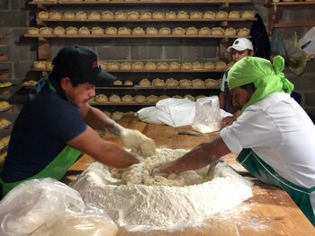 La familia Martínez prepara pan