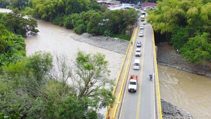 Hacen entrega de puente que beneficiará a poblaciones del Valle del Cauca y el Quindío: conozca los detalles 