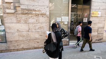 Anular la regularización de migrantes “es casi imposible” pese a las dudas del Supremo sobre su encaje europeo: solo permite residir y trabajar en España
