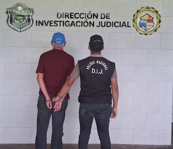 Hombre detenido por el delito de violación, actos libidinosos y corrupción de menores, sobre el cual recae una condena de 25 años de prisión. (PN)