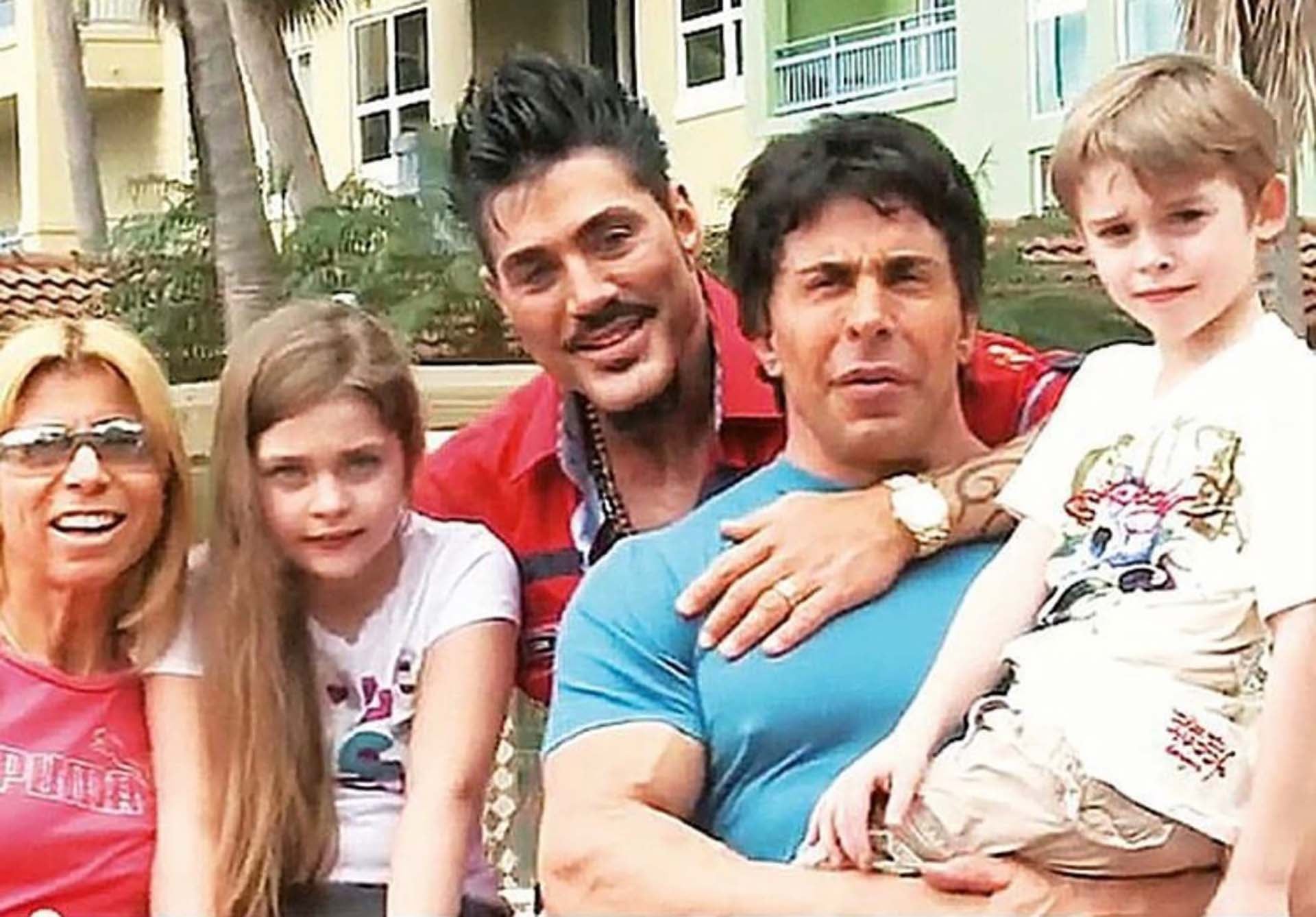 Ricardo Fort junto a Gustavo Martínez, Marisa López y los mellizos, Marta y Felipe