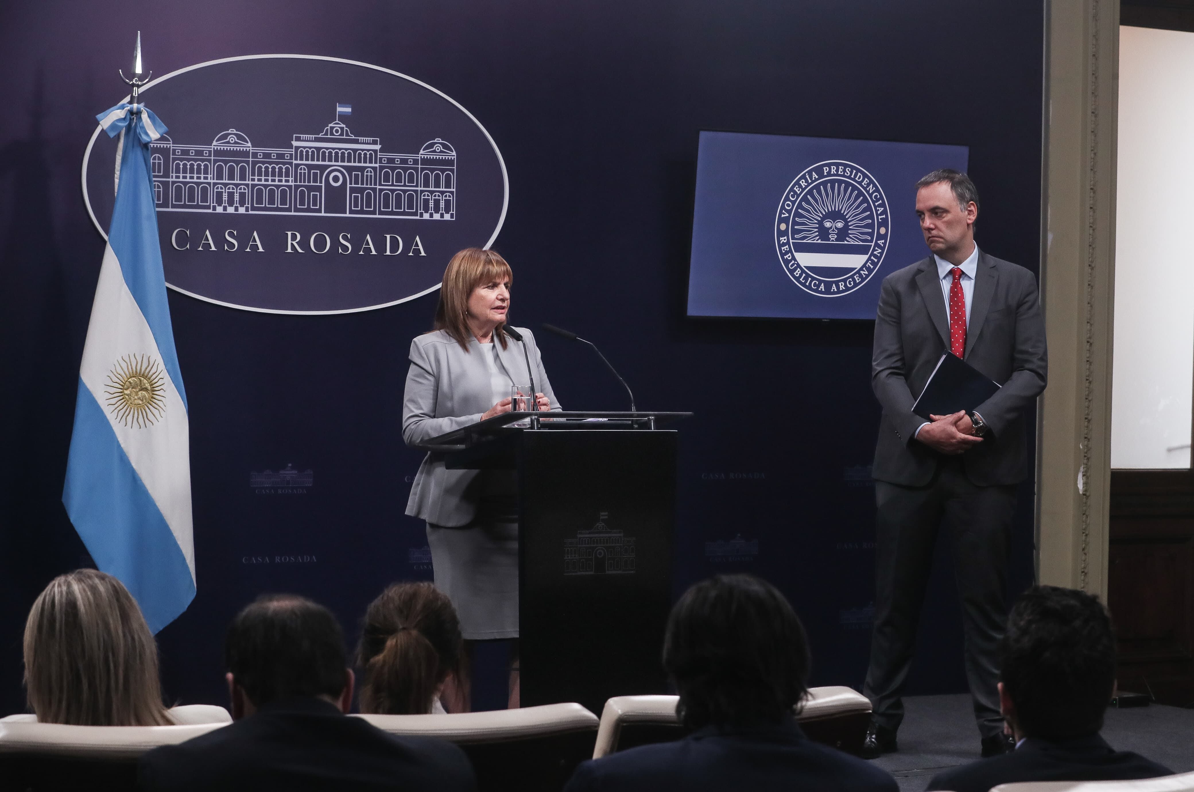 Patricia Bullrich en la conferencia de prensa de este lunes, junto al jefe de gabinete, Manuel Adorni