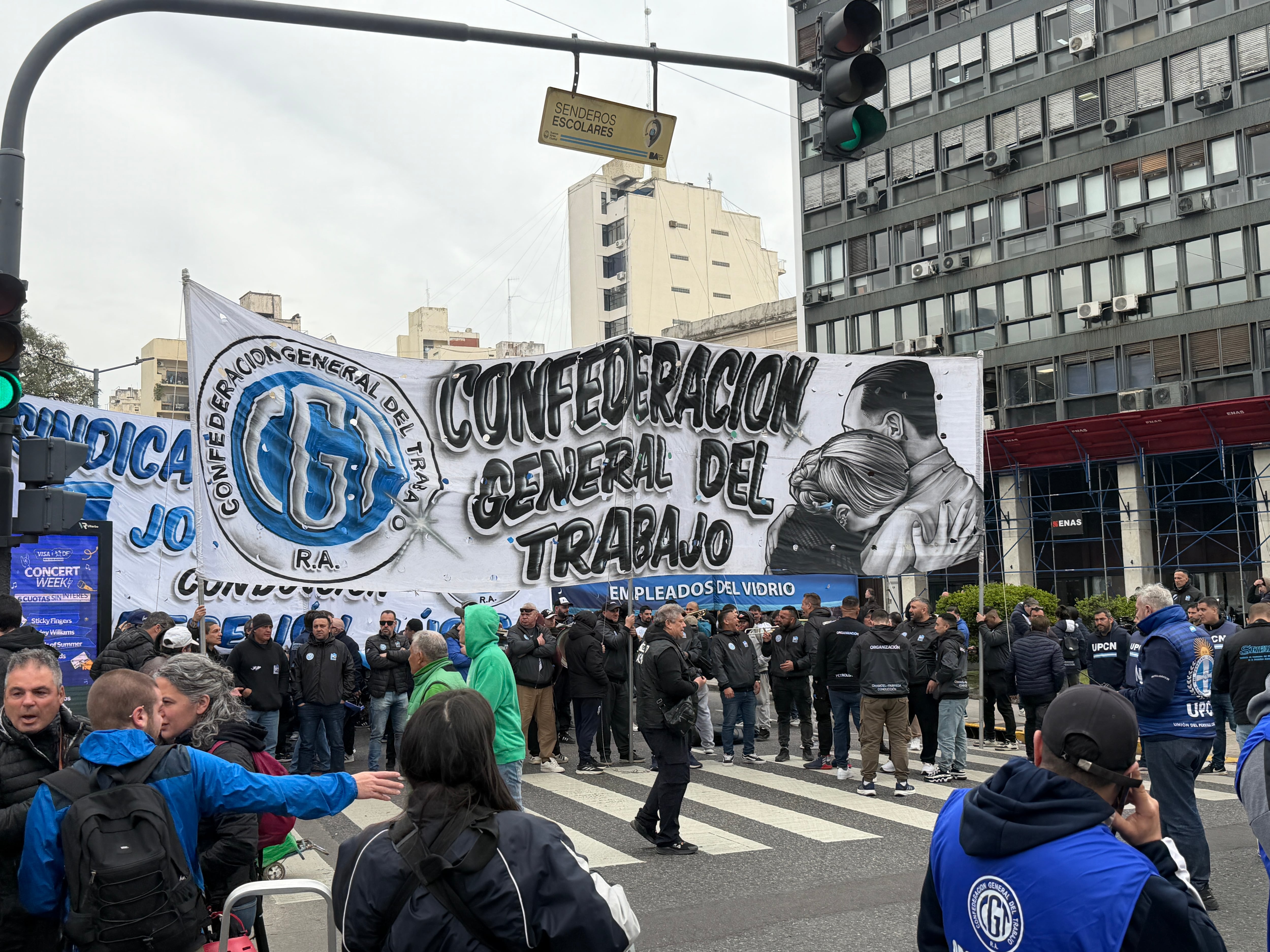 Miembros de la Confederación General del Trabajo se congregan camino al Ministerio de Economía