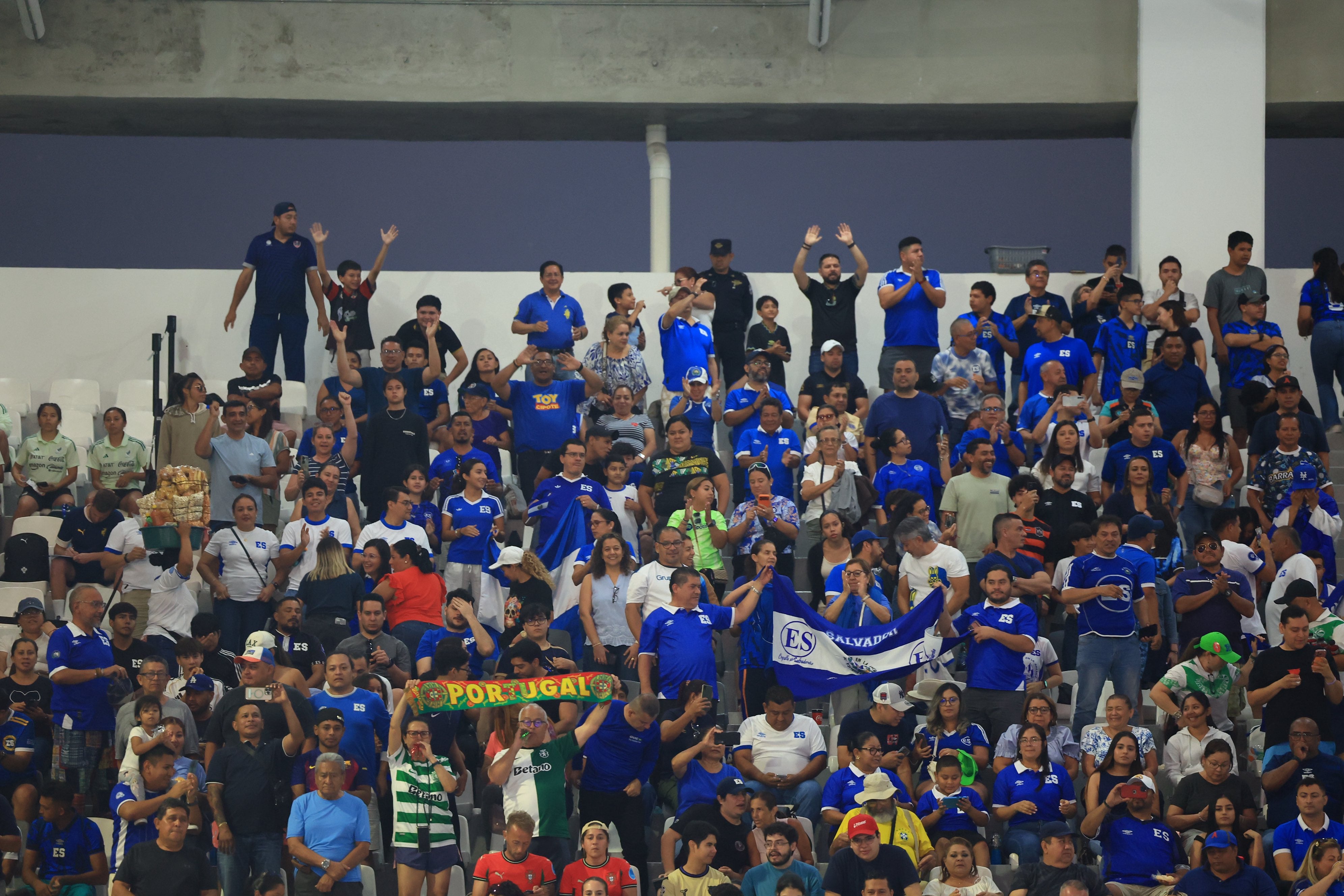 La afición presente en el Estadio de Deportes de Playa celebró el título. (Cortesía: La Selecta)