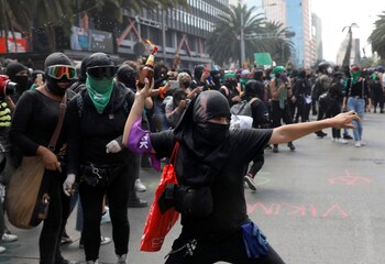 Las mujeres aventaron bombas molotov