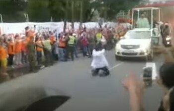 Hombre se atravesó a caravana