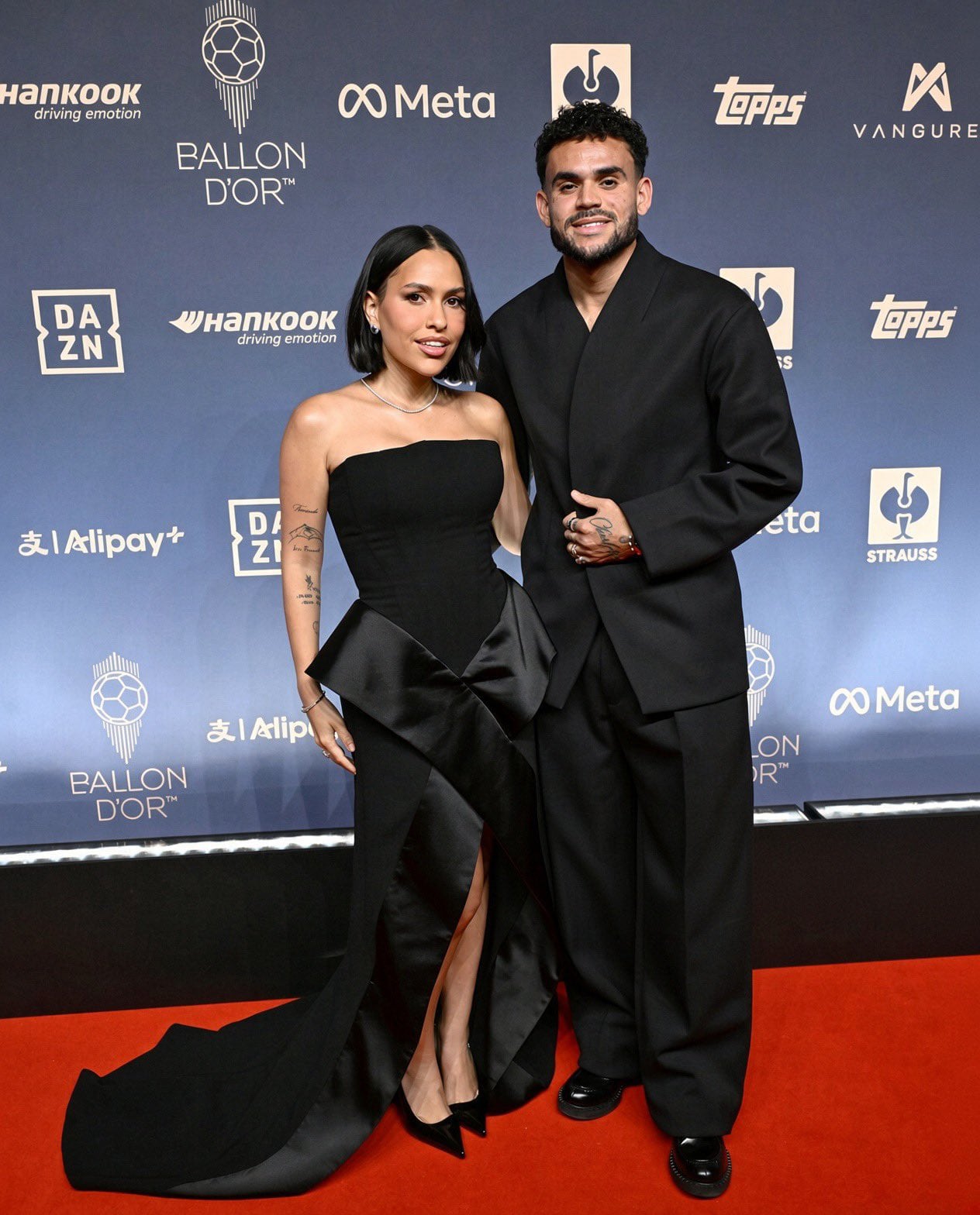Luis Díaz en la ceremonia del Balón de Oro junto a su esposa, Geraldine Ponce (Reuters)