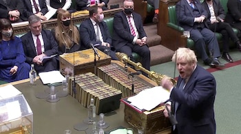 El primer ministro británico, Boris Johnson, habla durante el debate semanal del turno de preguntas en el Parlamento en Londres, Gran Bretaña, el 2 de febrero de 2022, en esta captura de pantalla tomada de un video. Reuters TV vía REUTERS