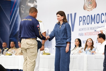 La vicepresidenta Raquel Peña encabezó en Santiago la graduación de 162 nuevos agentes de migración que se sumarán a provincias del Cibao y zonas fronterizas.(Cortesía: Presidencia de la República Dominicana)