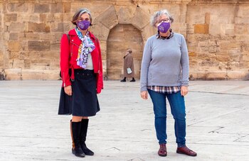 Manoli (d) e Isabel (i) posan este domingo en Zaragoza, ambas son cristianas, feministas y abogan por que el exclusivo liderazgo masculino de la Iglesia Católica dé paso a la igualdad de derechos y de oportunidades entre hombres y mujeres, algo que consideran que puede ser una oportunidad para renovar la institución. EFE/ Javier Belver