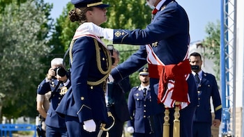 El Rey Felipe VI impone a la Princesa Leonor la Gran Cruz del Mérito Aeronáutico en entrega de despachos de la AGA