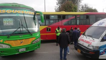 Caos en la movilidad en Bogotá: accidente de tránsito obligó a cerrar el portal de TransMilenio de la calle 80