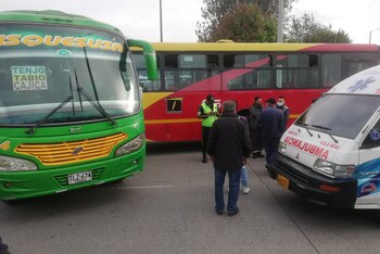 Accidente de tránsito en la calle 80 generó congestiones en la movilidad. Foto: Twitter @Nelly_RGarcia