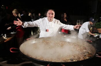 José Andrés con una paella