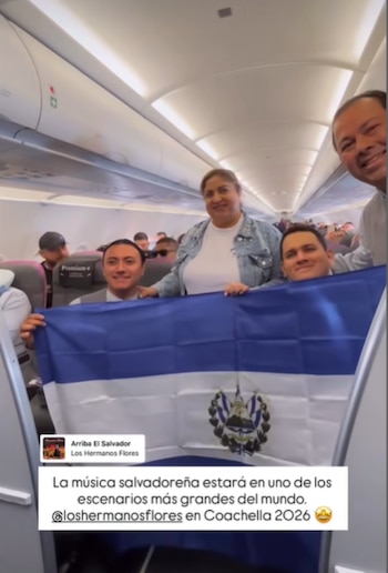 La orquesta compartió en sus redes sociales imágenes que han sido publicadas en distintos medios y por viajeros que se encontraban en el avión rumbo a Los Ángeles./(Los Hermanos Flores)