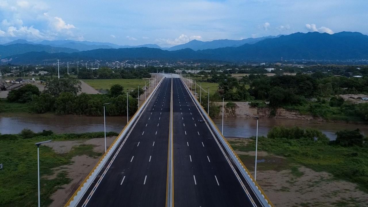 Los trabajos comenzaron en julio de 2025 y la dependencia señala que la construcción terminó antes de lo programado para diciembre de este año, como parte de la estrategia federal para conectividad regional. FOTO: SICT