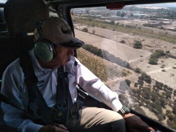 A bordo de un helicóptero,