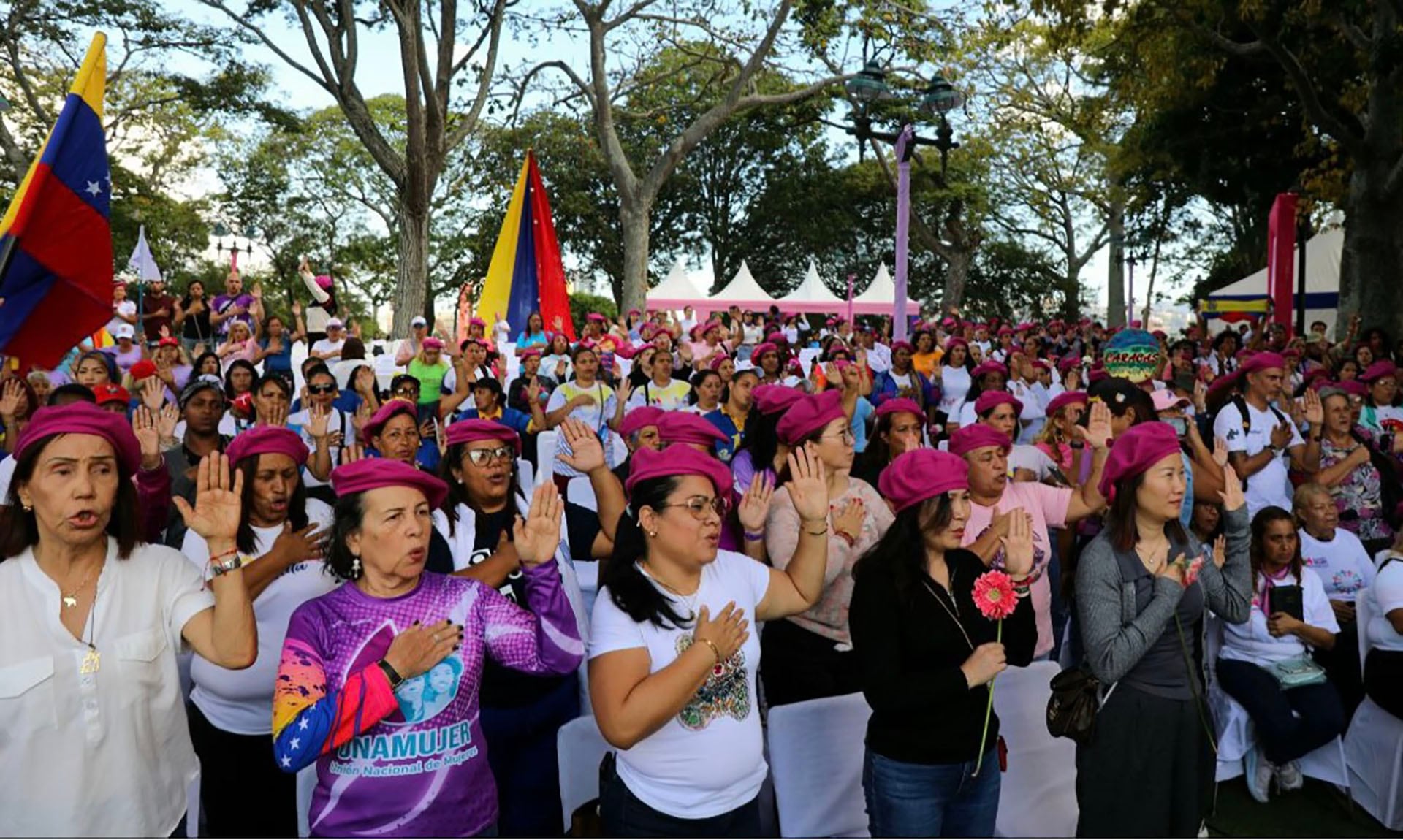 Mujeres del Partido Socialista en un acto jurando lealtad a Nicolás Maduro en enero 2025.