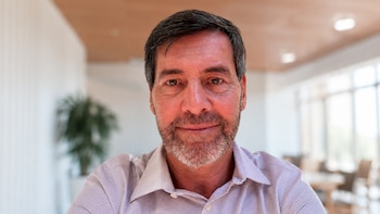 Alejandro Morduchowicz: “La escuela tiene un cepo educativo: el Estado la hiperregula y a la vez la deja sola”
