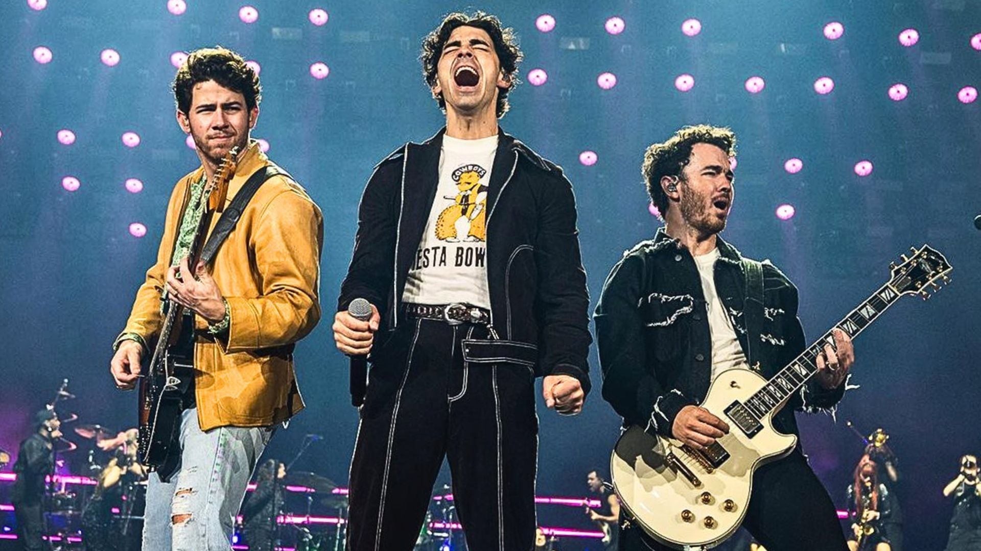 El grupo musical redefine su identidad visual apostando por trajes audaces, texturas de lujo y prendas llamativas (Instagram/@jonasbrothers)