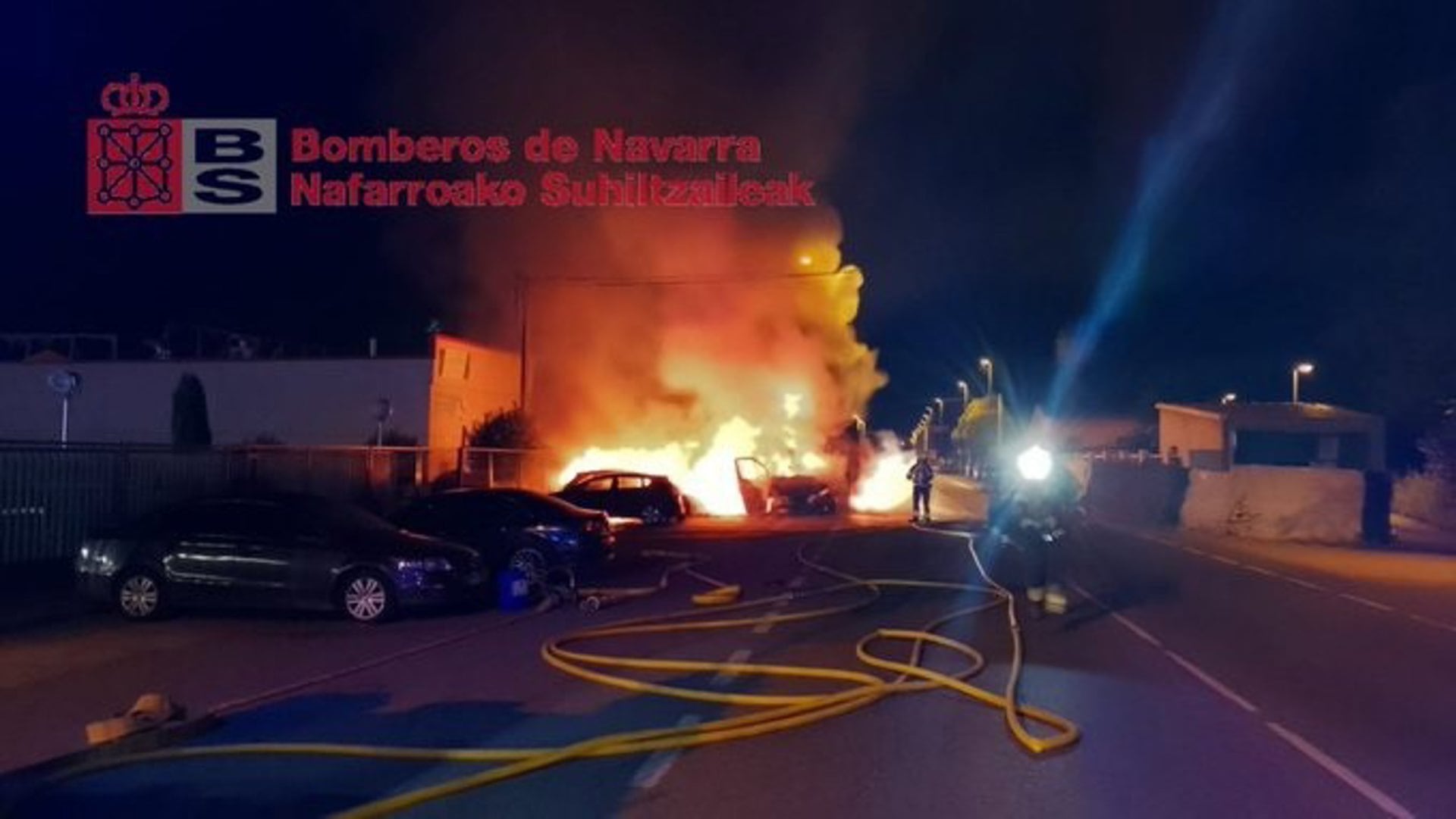 26/08/2026 Un incendio en un camión se propaga a dos coches aparcados cerca de una gasolinera en Marcilla.
Un incendio en un camión de reparto se ha propagado a dos coches aparcados cerca de una gasolinera en la carretera NA-128, en el punto kilométrico 4, término de Marcilla.
POLITICA ESPAÑA EUROPA NAVARRA
BOMBEROS DE NAVARRA