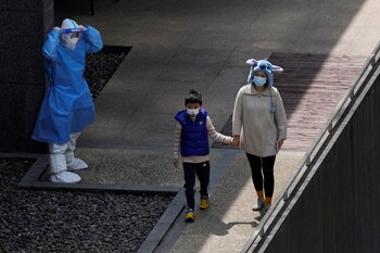 Residents line up for nucleic acid testing at a residential area, during the second stage of a two-stage lockdown to curb the spread of the coronavirus disease (COVID-19), in Shanghai, China April 4, 2022. REUTERS/Aly Song
