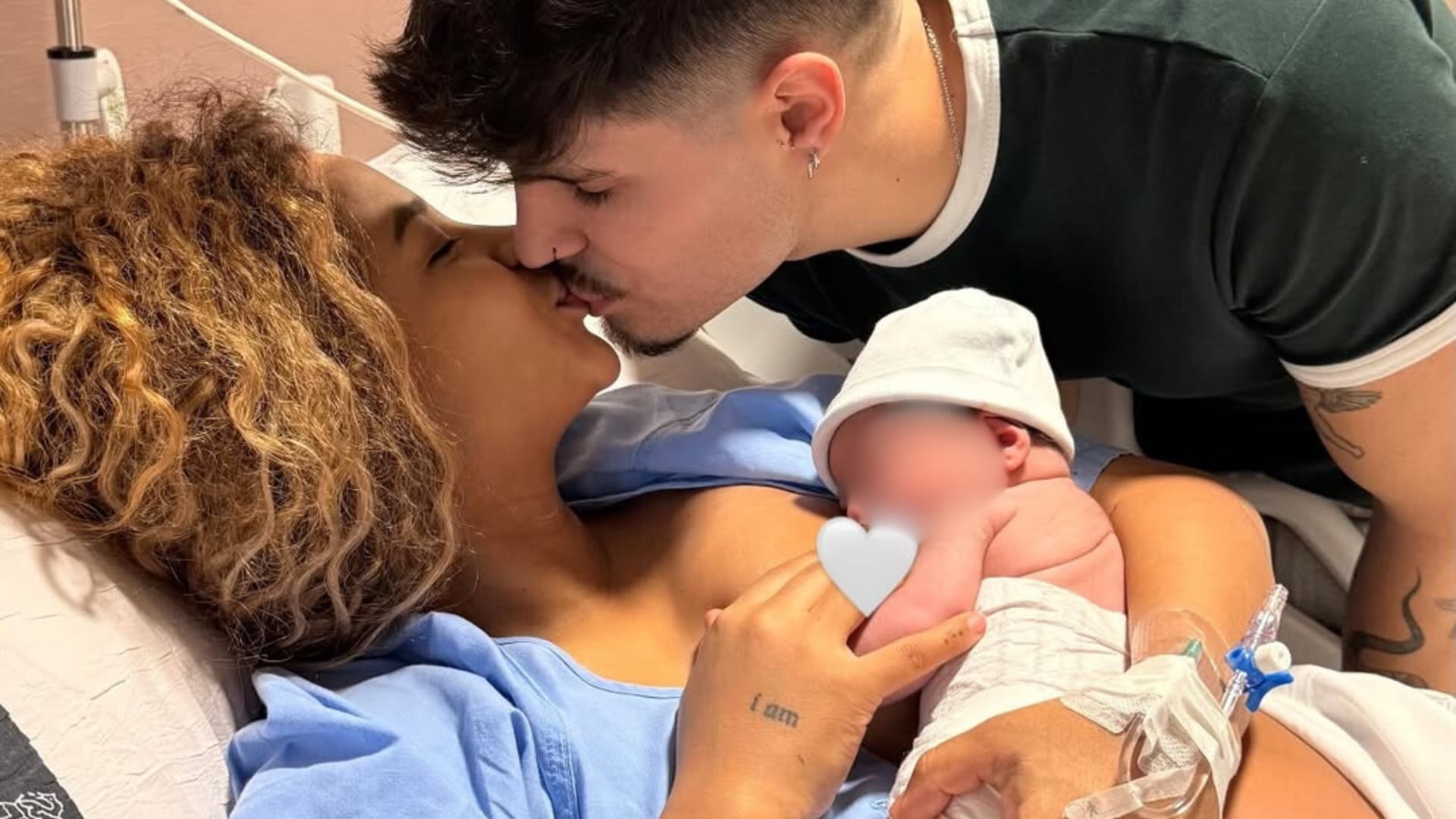 Álvaro y Mayeli con su hija recién nacida (Instagram)