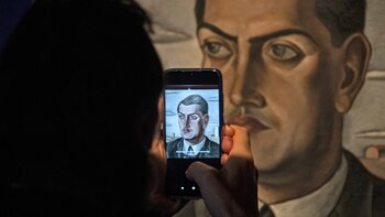 Un visitante fotografía la obra