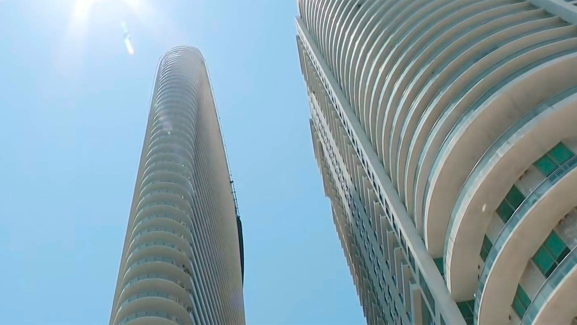 La Asociación de Condominios de 300 Biscayne Boulevard Way denuncia balcones de concreto desmoronados y corrosión en el muro de contención (Captura de video)