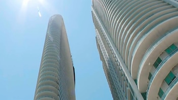 Edificio de condominios de lujo Aston Martin Residences en Miami