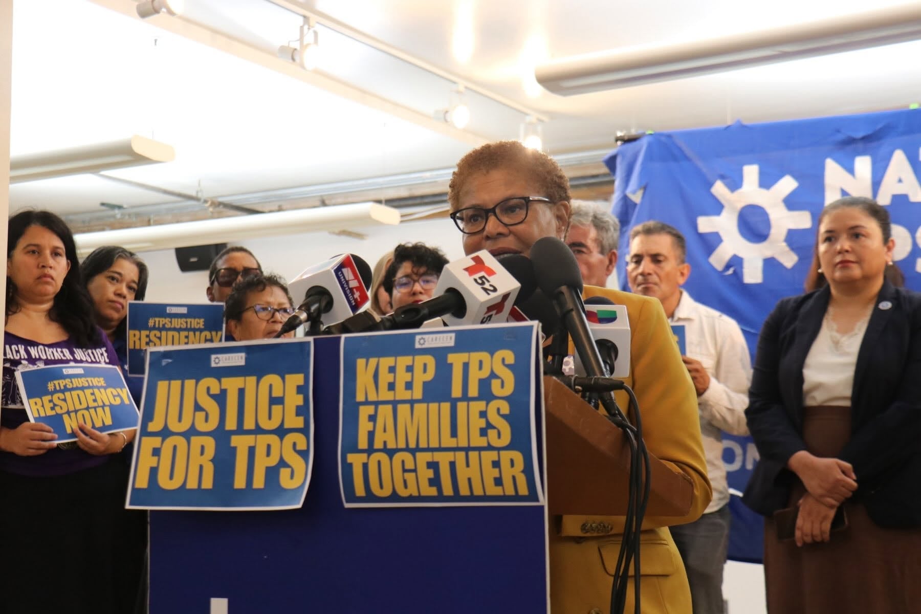 La alcaldesa de Los Ángeles, Karen Bass, expresó su respaldo a la comunidad salvadoreña y pidió al Congreso garantizar la continuidad del programa TPS.(Cortesía: Central American Resource Center)