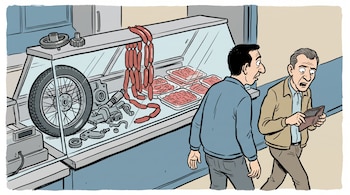 Dibujo de dos hombres frente a una vitrina con carne, salchichas, una rueda y piezas metálicas; uno de ellos sostiene una billetera abierta y vacía.