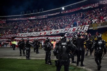 Fue necesaria la intervención del UNDMO para controlar a los fanáticos - crédito Cristian Bayona/Colprensa