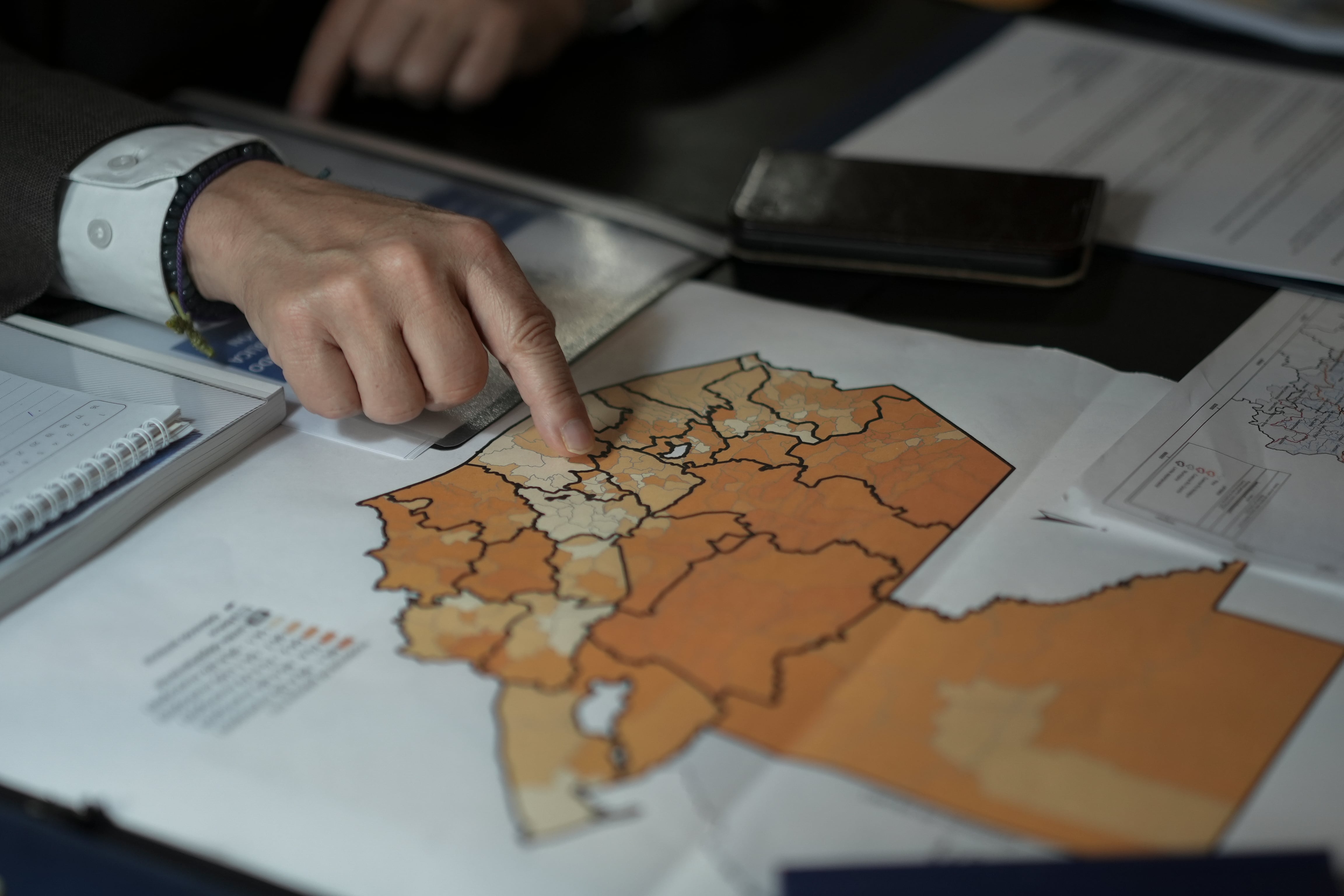 foto de archivo para ilustrar:El CIEN atribuye parte de este rezago a la ausencia de un costeo detallado en la Política General de Gobierno y advierte sobre la tendencia a fortalecer partidas mediante mecanismos discrecionales o incrementos extraordinarios en sectores como los CODEDES, fenómeno que derivó en pésima ejecución y problemas de calidad. (AP Foto/Emmanuel Andrés)