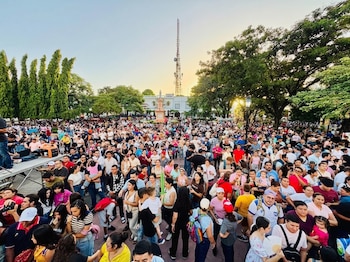 Visitantes y locales se congregan frente a la Real e Insigne Basílica Catedral de la Asunción, epicentro de la festividad y declarada Patrimonio de la Humanidad, donde la jornada culmina con juegos de luces./ (Esteba Noguera/ Canal 6 Nicaragua)