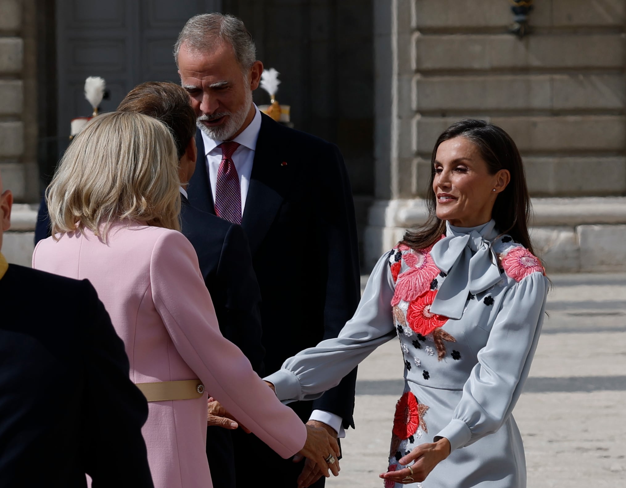 El duelo de estilo de la reina Letizia y Brigitte Macron (EFE)