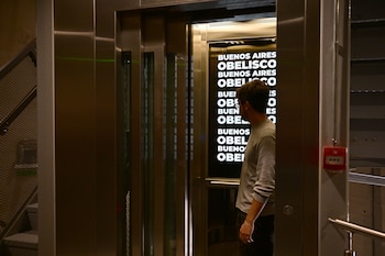 El ascensor sube siete pisos