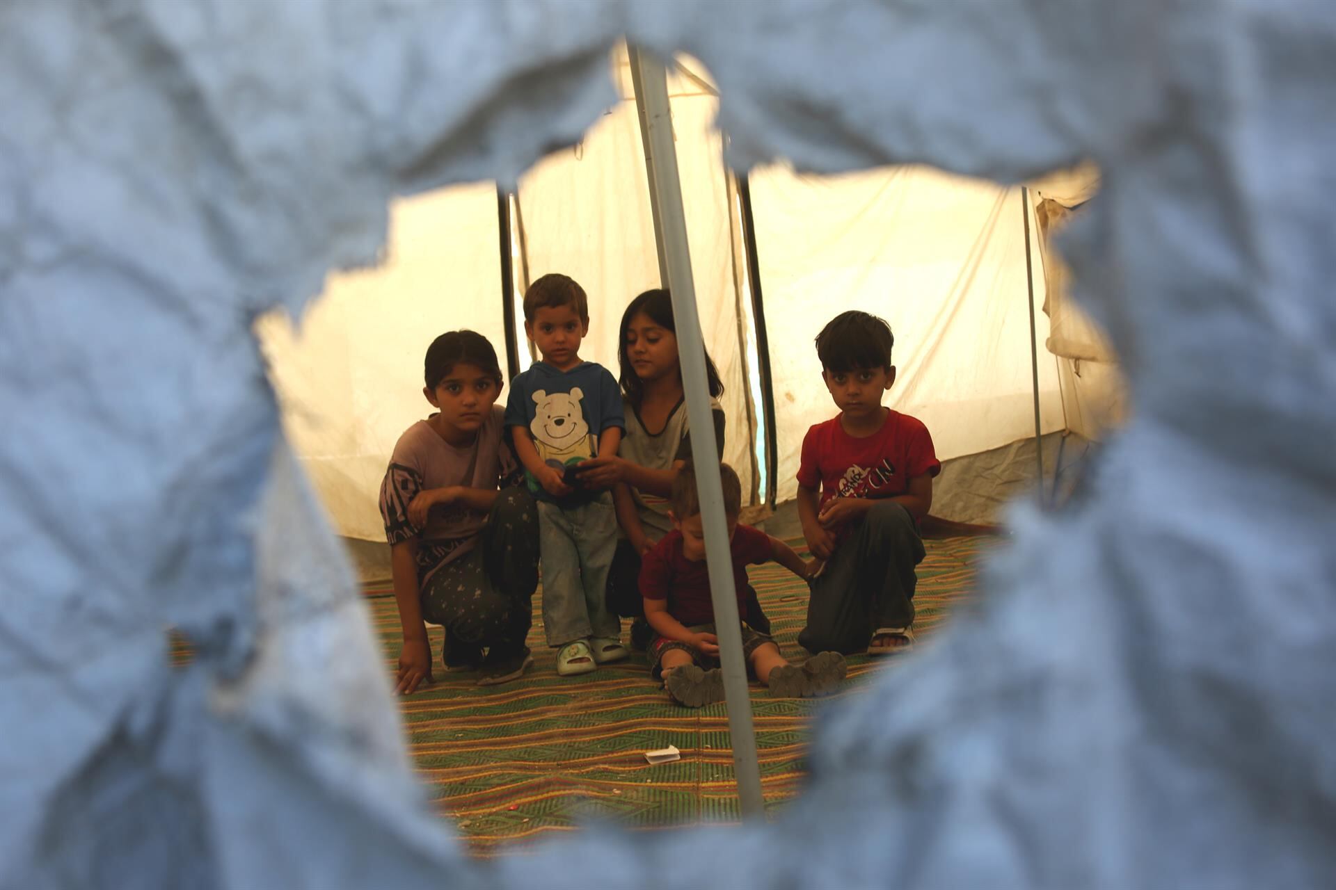 Mueren dos niños en Afganistán por la explosión de un artefacto no activado tras lanzarlo a un fuego