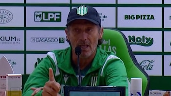 La explosiva conferencia de Pedro Troglio contra los periodistas de Banfield: “Me calienta que pidan mi cabeza”
