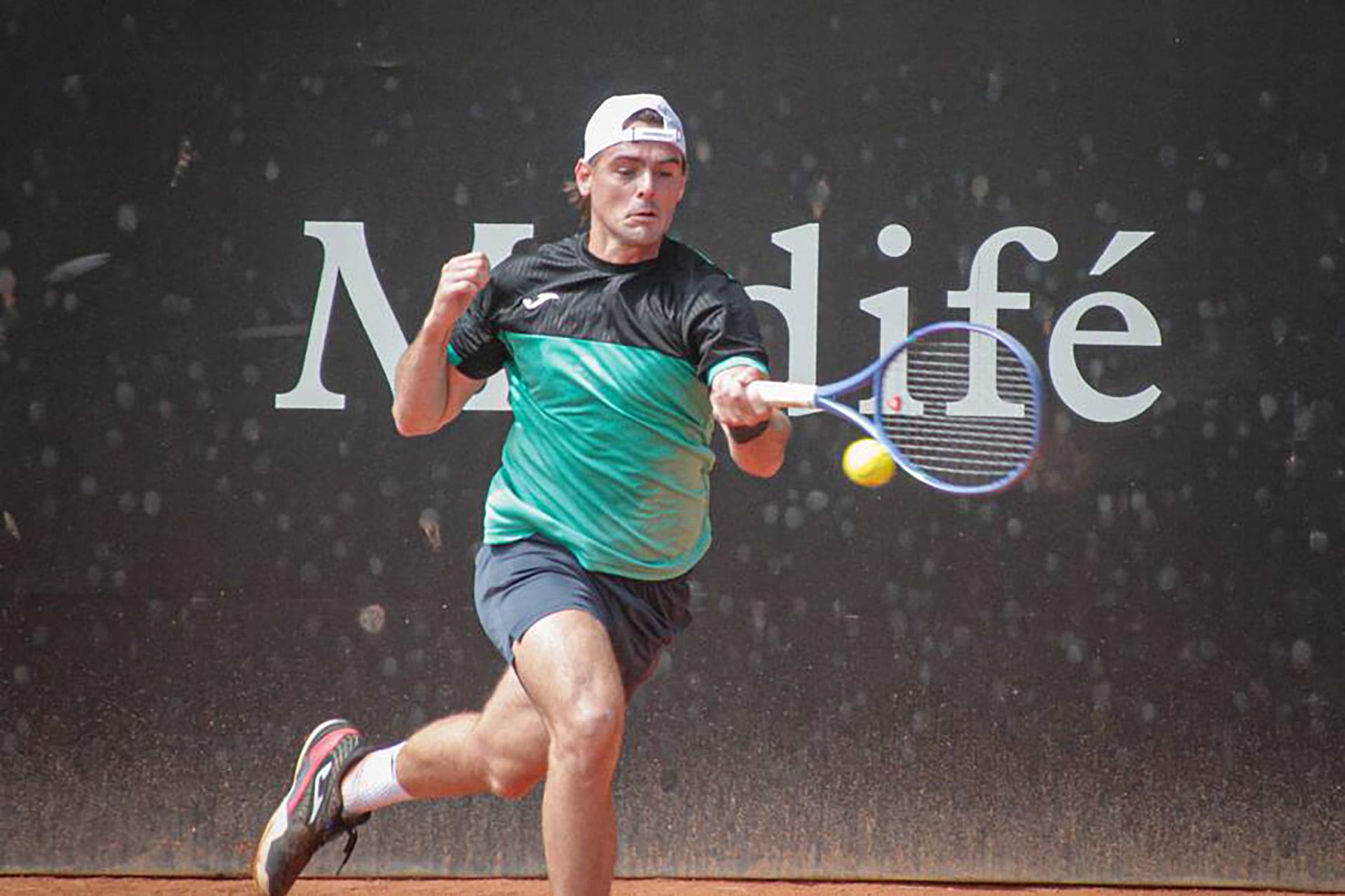 El tenista argentino Leonardo Aboian golpea la pelota con una raqueta durante su partido en el Challenger de Villa María. (Prensa AAT)
