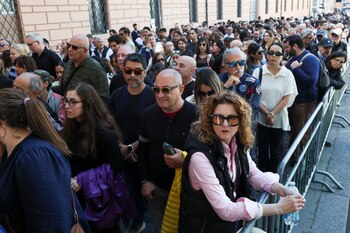 Faithful queue to enter St.