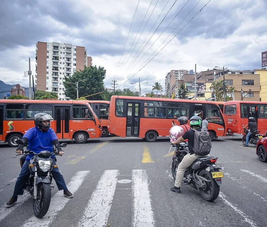 Representantes de Cotrautol destacan los altos costos de operación y mantenimiento de las busetas. - crédito Alcaldía de Ibagué / Facebook