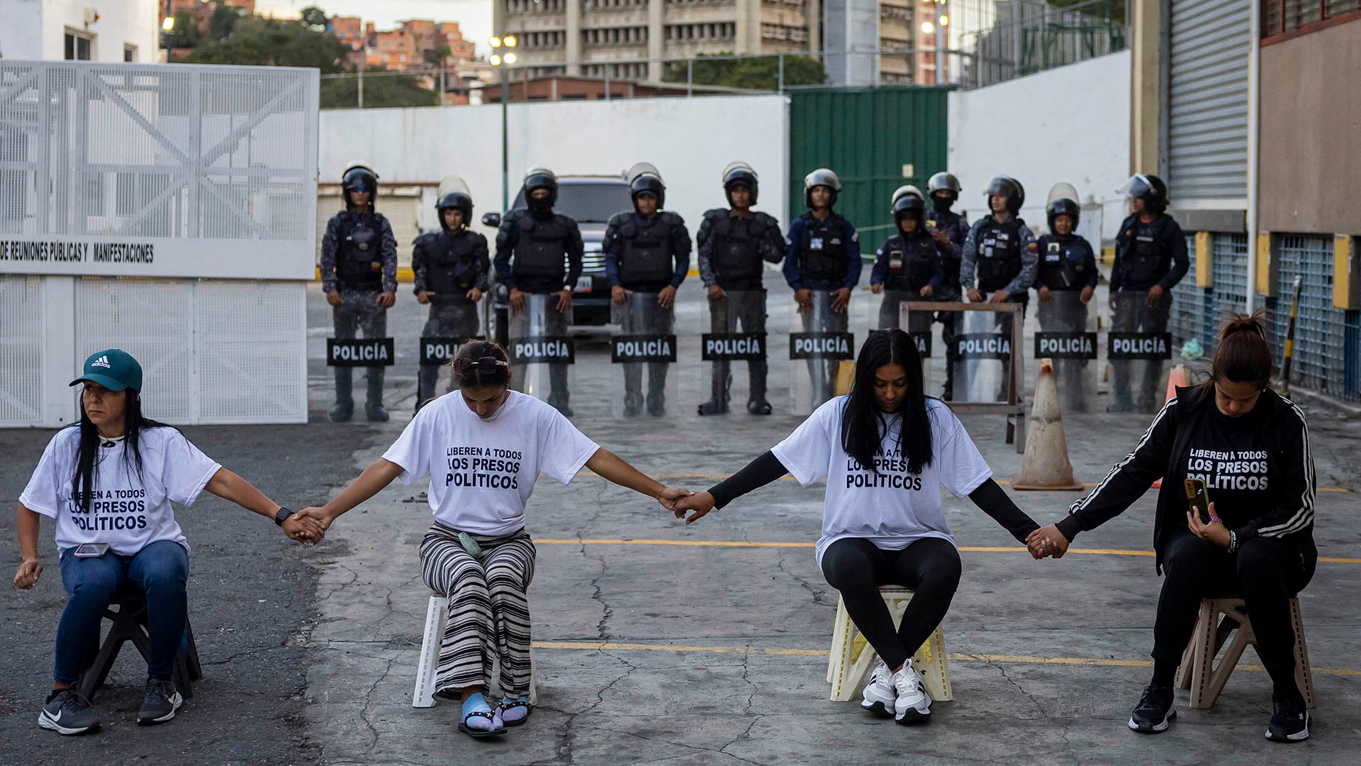 Familiares de detenidos por motivos políticos protestan frente a una sede de la Policía Nacional Bolivariana en Caracas, en medio del proceso de excarcelaciones iniciado por el régimen de Delcy Rodríguez (EFE/ Miguel Gutiérrez)