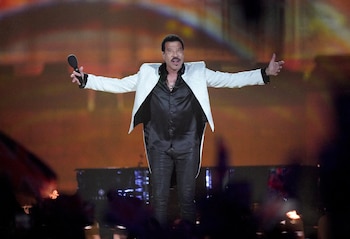 Lionel Richie necesitó sentarse para terminar su concierto. REUTERS