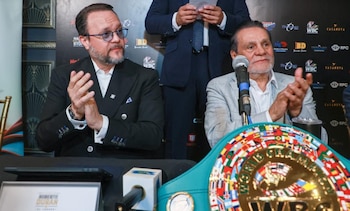 Roberto "Mano de Piedra" Durán (der), a quien se le dedica el torneo boxístico, en compañía del ministro de Comercio e Industrias, Julio Moltó. (MICI)