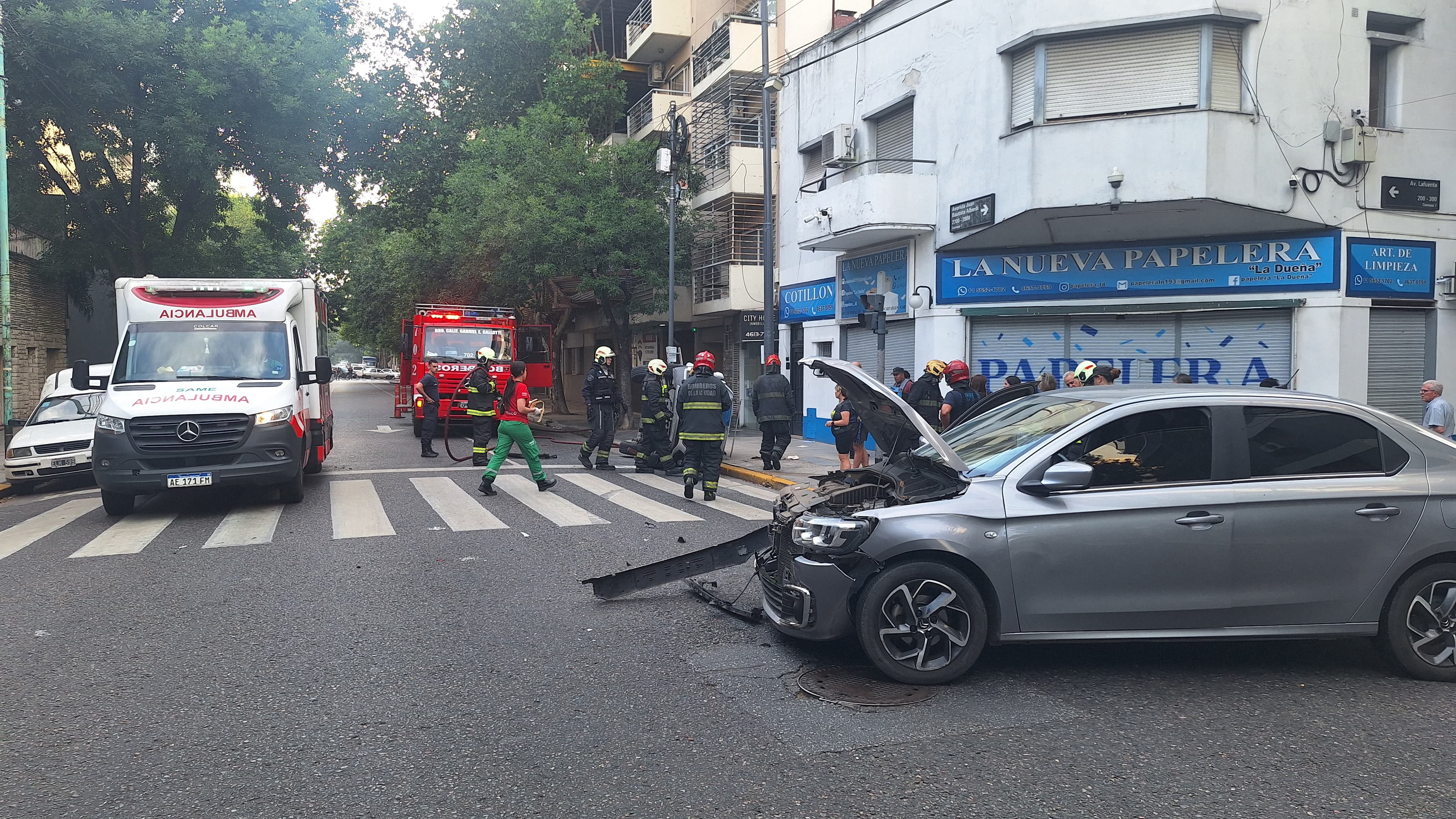 Los ocupantes del auto que protagonizó el siniestro bajaron por sus propios medios tras chocar y volcar